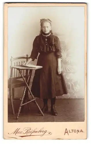 Fotografie Max Reifenberg, Altona, Portrait Mädchen mit Schleife im Haar in einem langen Kleid