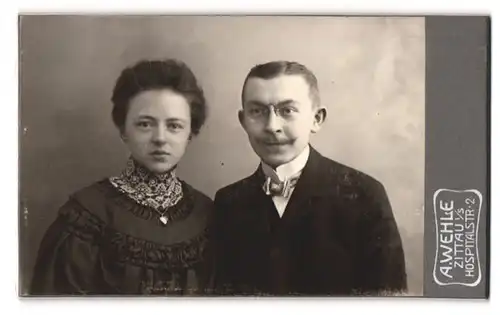 Fotografie A. Wehle, Zittau i. S., elegant gekleidetes Paar