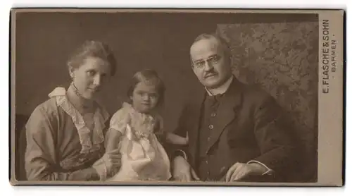Fotografie E. Flasche & Sohn, Barmen, Portrait einer glücklichen Familie mit niedlicher Tochter