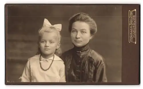 Fotografie Hermann Schlüter, Magdeburg, Portrait stolze Mutter mit süsser blonder Tochter