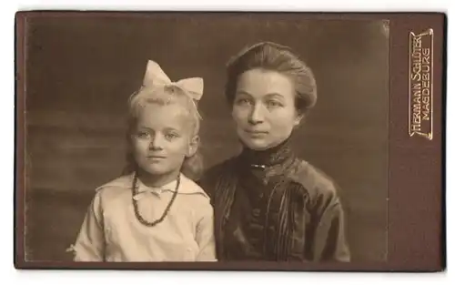 Fotografie Hermann Schlüter, Magdeburg, Portrait stolze Mutter mit niedlicher blonder Tochter
