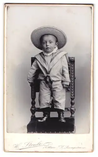 Fotografie H. Strube, Zittau i / S., Portrait kleiner Junge im Matrosenanzug mit Stohhut