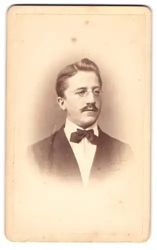 Fotografie A. Berka, Zittau, Portrait elegant gekleideter Herr mit Zwicker und Schnurrbart