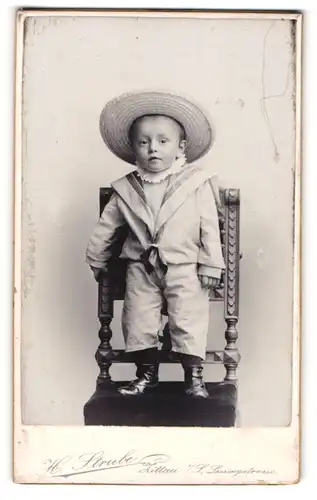 Fotografie H. Strube, Zittau i / S., Portrait kleiner Junge im Matrosenanzug mit Stohhut