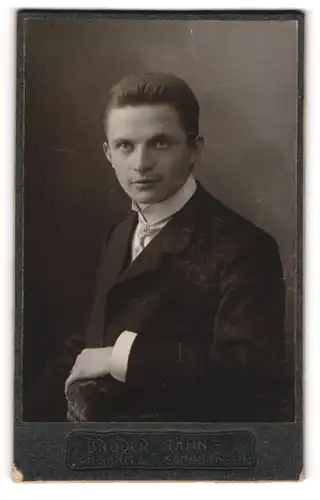 Fotografie Brüder Hahn, Chemnitz, Portrait junger Herr im Anzug mit Krawatte