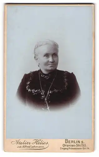Fotografie Alfred Lehmann, Berlin-S, Portrait bürgerliche Dame mit zurückgebundenem Haar