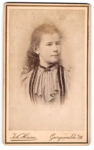 Fotografie Johann Heine, Georgswalde i / B., Portrait junges Mädchen im hübschen Kleid mit langen Haaren