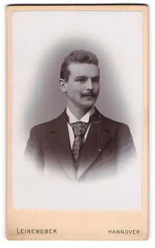 Fotografie Georg Leineweber, Hannover, Portrait junger Herr im Anzug mit Krawatte und Schnurrbart