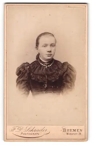 Fotografie F. D. Schrader, Bremen, Portrait junge Dame mit zurückgebundenem Haar