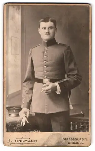 Fotografie J. Jungmann, Strassburg i / E., Portrait Soldat in Uniform mit Zigarette und Handschuhen