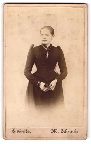 Fotografie M. Schunke, Zwönitz, Portrait junge Dame in schwarzer Kleidung mit Kreuzkette und Blume