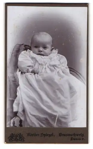 Fotografie Atelier Spiegel, Braunschweig, Portrait niedliches Baby im hübschen Kleid