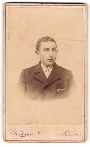 Fotografie Otto Faehte, Görlitz, Portrait junger Herr in zeitgenössischer Kleidung