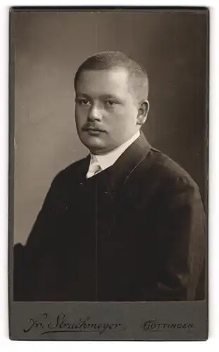 Fotografie Fr. Stuckmeyer, Göttingen, Portrait stattlicher Herr in modischer Kleidung mit Schnurrbart