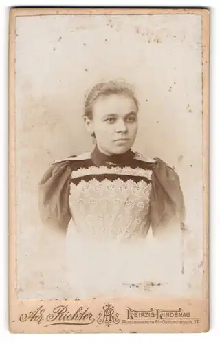 Fotografie Ad. Richter, Leipzig-Lindenau, Portrait junge Dame in zeitgenössischer Kleidung