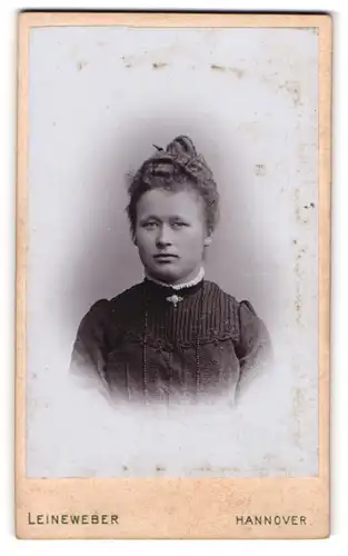 Fotografie Georg Leineweber, Hannover, Portrait junge Dame mit hochgestecktem Haar