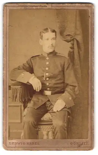 Fotografie Ludwig Habel, Görlitz, Portrait Soldat in Uniform