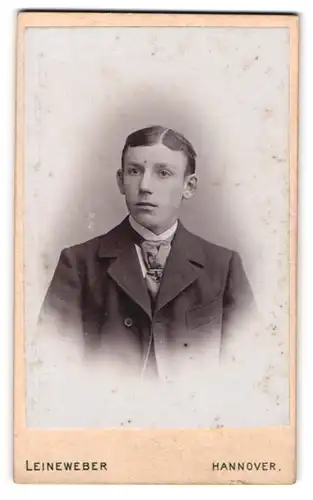 Fotografie Georg Leineweber, Hannover, Portrait junger Herr im Anzug mit Krawatte