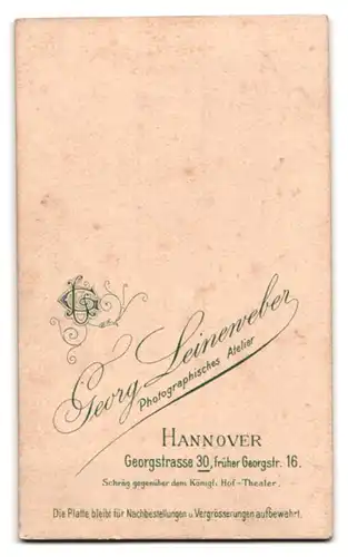Fotografie Georg Leineweber, Hannover, Portrait junger Herr im Anzug mit Krawatte