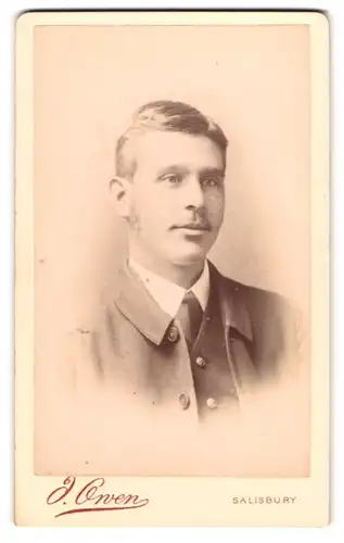 Fotografie J. Owen, Salisbury, Portrait charmanter junger Mann im Jackett