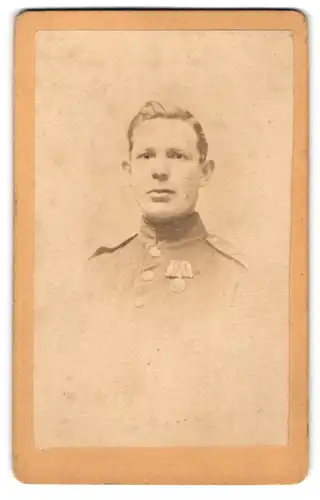 Fotografie F. Baechler, Weissenfels, Portrait junger Soldat in interessanter Uniform
