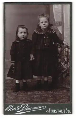 Fotografie Rudi Schumann, Jöhstadt i. S., Portrait zwei bildhübsche Mädchen in niedlichen Kleidern