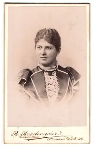 Fotografie R. Bradengeier, Bremen, Portrait bildschönes Fräulein in bestickter Bluse und Brosche am Kragen