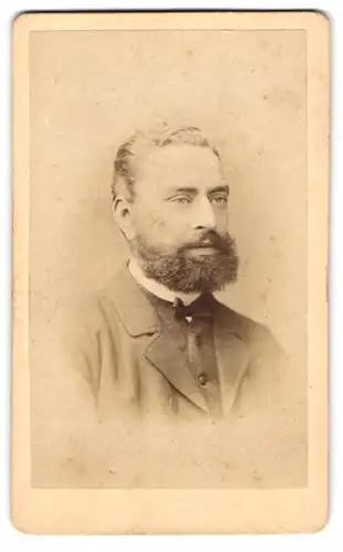 Fotografie A. Bäsmann, Northeim, Portrait stattlicher Herr mit Vollbart