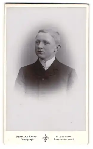 Fotografie Hermann Kapps, Hildesheim, Portrait blonder Bube im Jackett