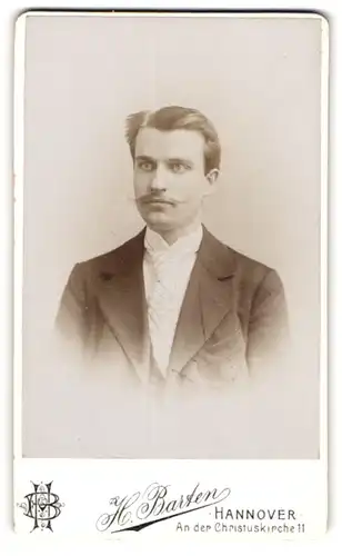 Fotografie H. Barten, Hannover, Portrait elegant gekleideter junger Mann mit Schnurrbart