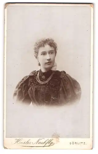 Fotografie H. Heusler Nachflg., Görlitz, Portrait junge Dame im schwarzen Kleid mit Halskette