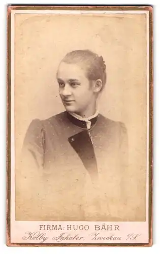 Fotografie Hugo Bähr, Zwickau i / S., Portrait junge Dame im modischen Kleid