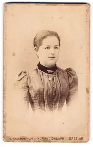 Fotografie N. Raschkow jr., Breslau, Portrait junge Dame mit zurückgebundenem Haar