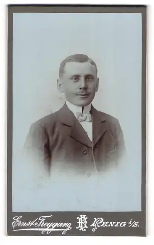 Fotografie Ernst Freygang, Penig i / S., Portrait junger Herr im Anzug mit Fliege und Schnurrbart