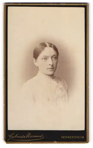 Fotografie Gebrüder Rummel, Germersheim, Portrait junge Dame mit zurückgebundenem Haar
