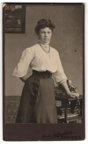Fotografie Louis Schindhelm, Ebersbach i / S., Portrait junge Dame in zeitgenössischer Kleidung