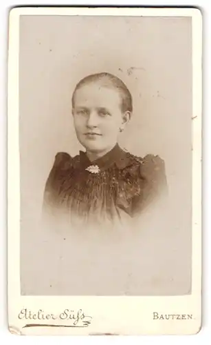 Fotografie Atelier Süss, Bautzen, Portrait Fräulein mit zusammengebundenem Haar