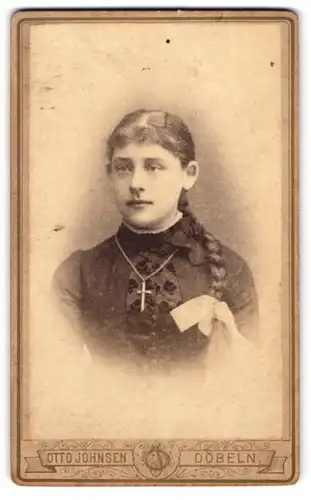 Fotografie Otto Johnsen, Döbeln, Portrait Mädchen mit geflochtenem Zopf
