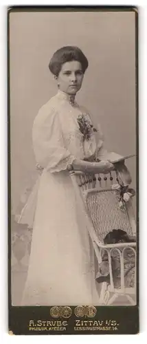 Fotografie H. Strube, Zittau i/S, Portrait junge Dame in weissem Kleid