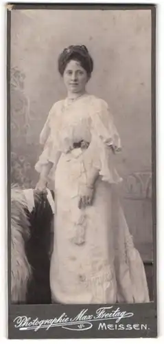 Fotografie Max Freitag, Meissen, Portrait Dame in weissem Kleid