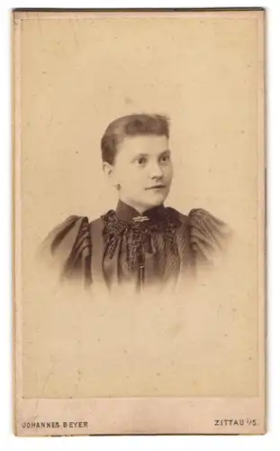 Fotografie Johannes Beyer, Zittau i/S, Portrait junge Dame mit zusammengebundenem Haar