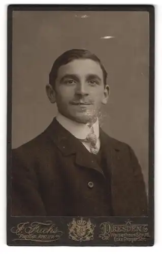 Fotografie J. Fuchs, Dresden, Portrait junger Herr in Anzug