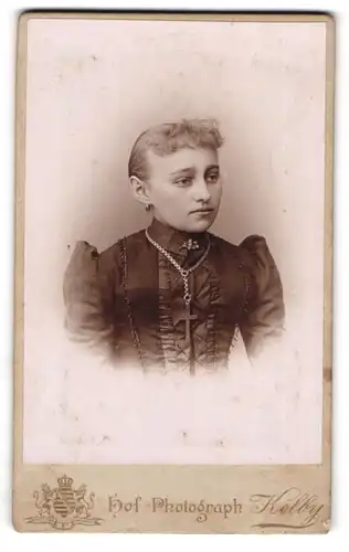 Fotografie Kolby, Chemnitz, Portrait junge Dame mit zusammengebundenem Haar