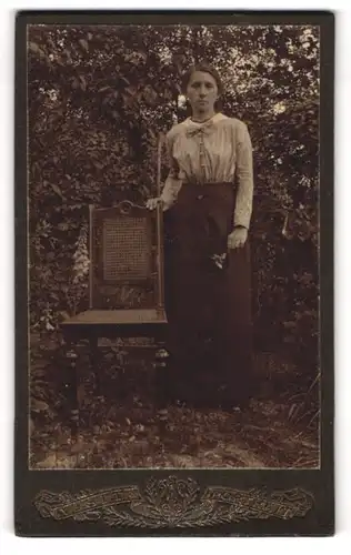Fotografie unbekannter Fotograf und Ort, Portrait Fräulein posiert mit Sitzmöbel in Garten