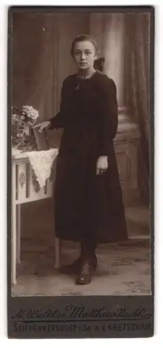 Fotografie M. Walther, Seifhennersdorf, Portrait schönes Fräulein im prachtvollen Kleid