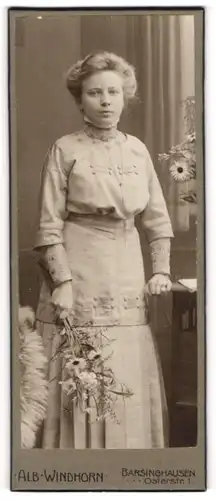 Fotografie Alb. Windhorn, Barsinghausen, Portrait blonde junge Schönheit mit Blumenstrauss