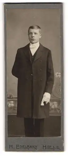 Fotografie H. Edelmann, Hof i. B., Portrait charmanter junger Mann mit Handschuhen im Anzug
