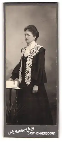 Fotografie Hermann Luh, Seifhennersdorf, Portrait hübsche Dame mit Stickerei am Kleid