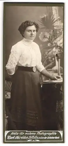 Fotografie Curt Schröder, Döbeln, Portrait brünette junge Frau in weisser Bluse und dunklem Rock