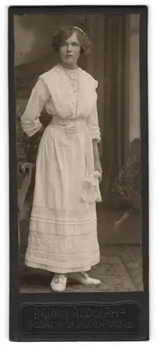 Fotografie Bruno Rudolph, Rosswein i. Sa., Portrait hübsches Fräulein im weissen gerüschten Kleid